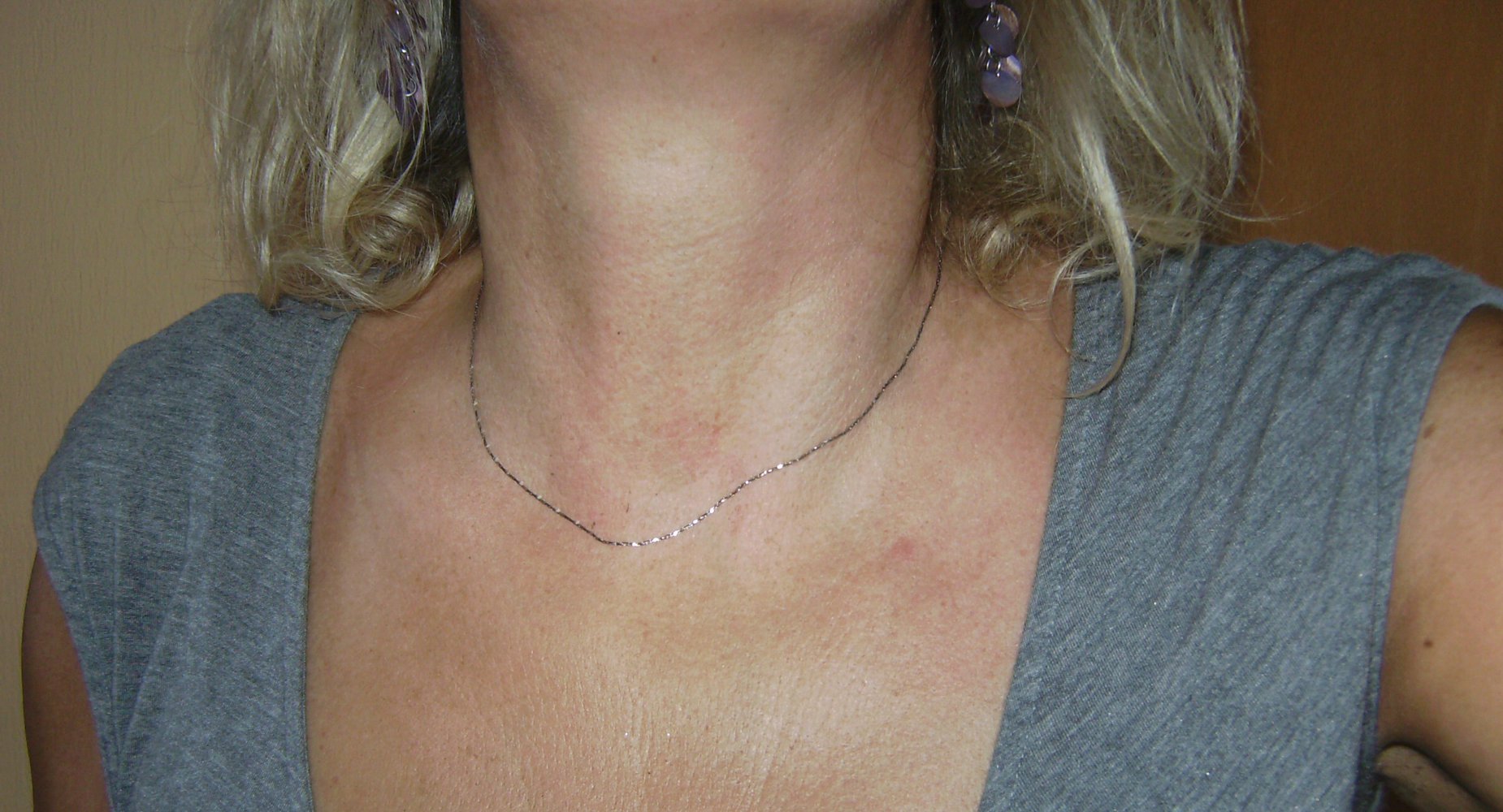 Kette Neu! Ungetragen Modeschmuck silberfarben mit kleinem Anhänger grau-anthrazit, Kette mit Anhänger