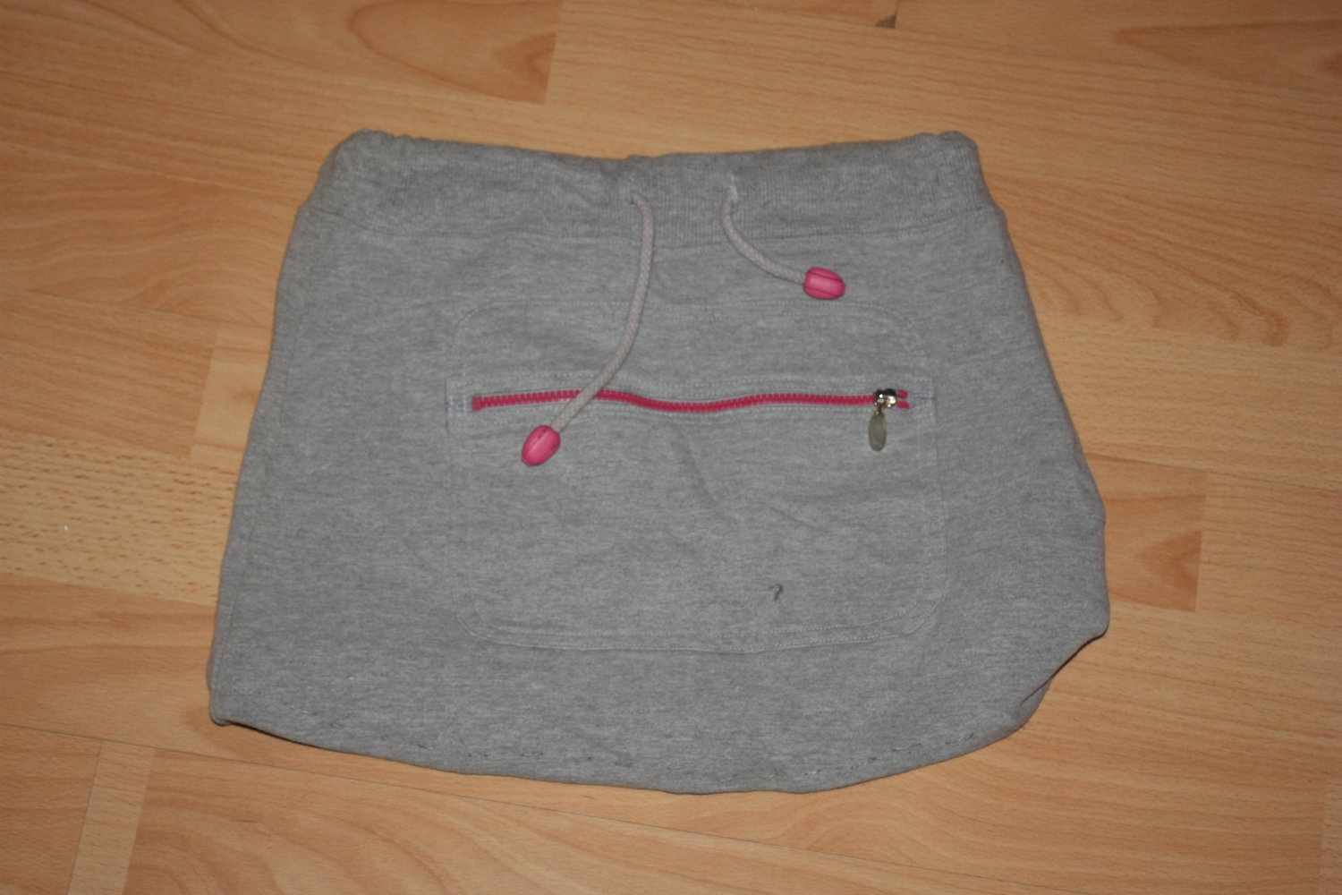 Süßer Grau pinker Minirock, mit Tasche vorne, Gr. XS