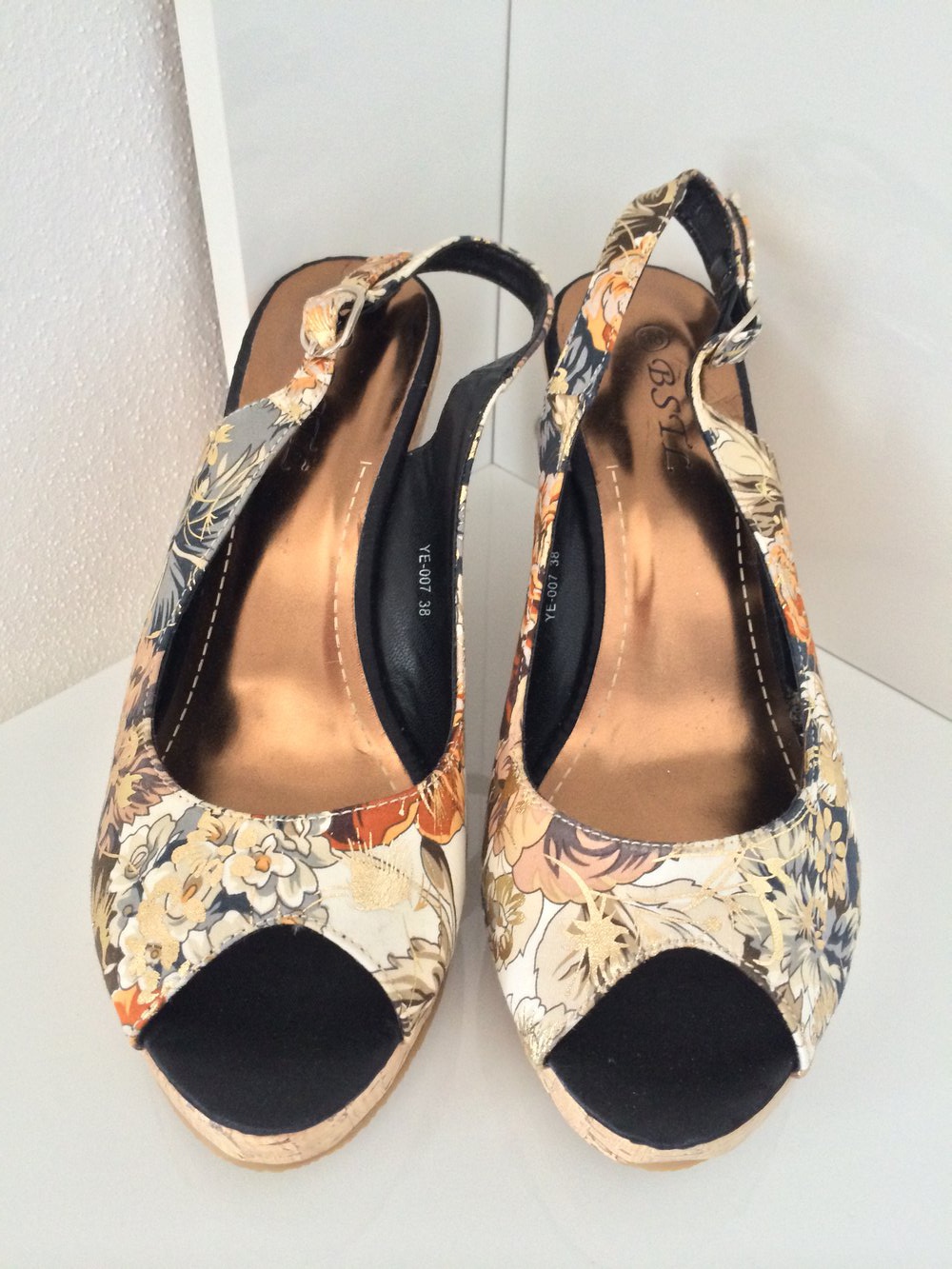 Goldene Sling Wedges mit Keilabsatz
