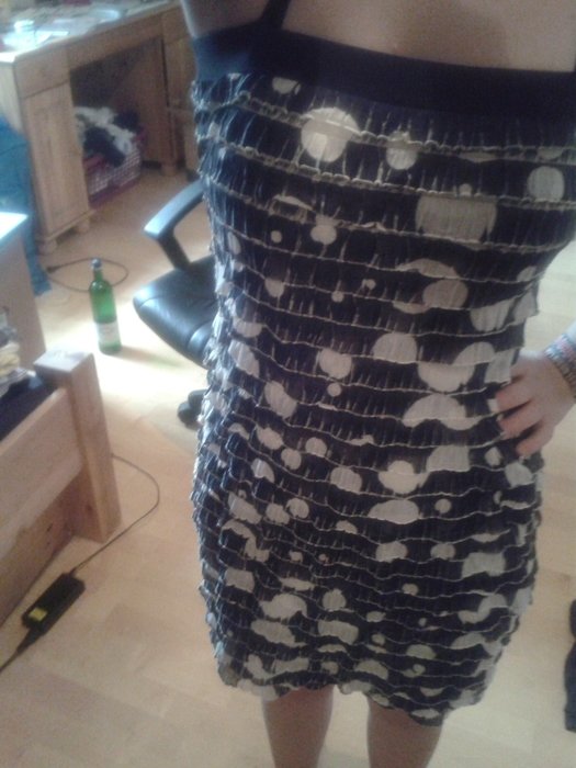 süßes schwarzes Kleid mit weißen Punkten Xanaka