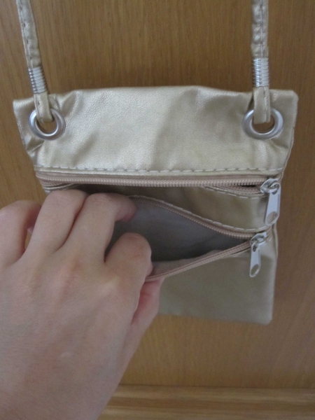 Kleine goldene/goldne Handtasche/Handtäschchen