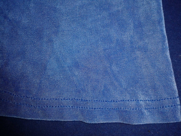 Enges blaues T-Shirt
