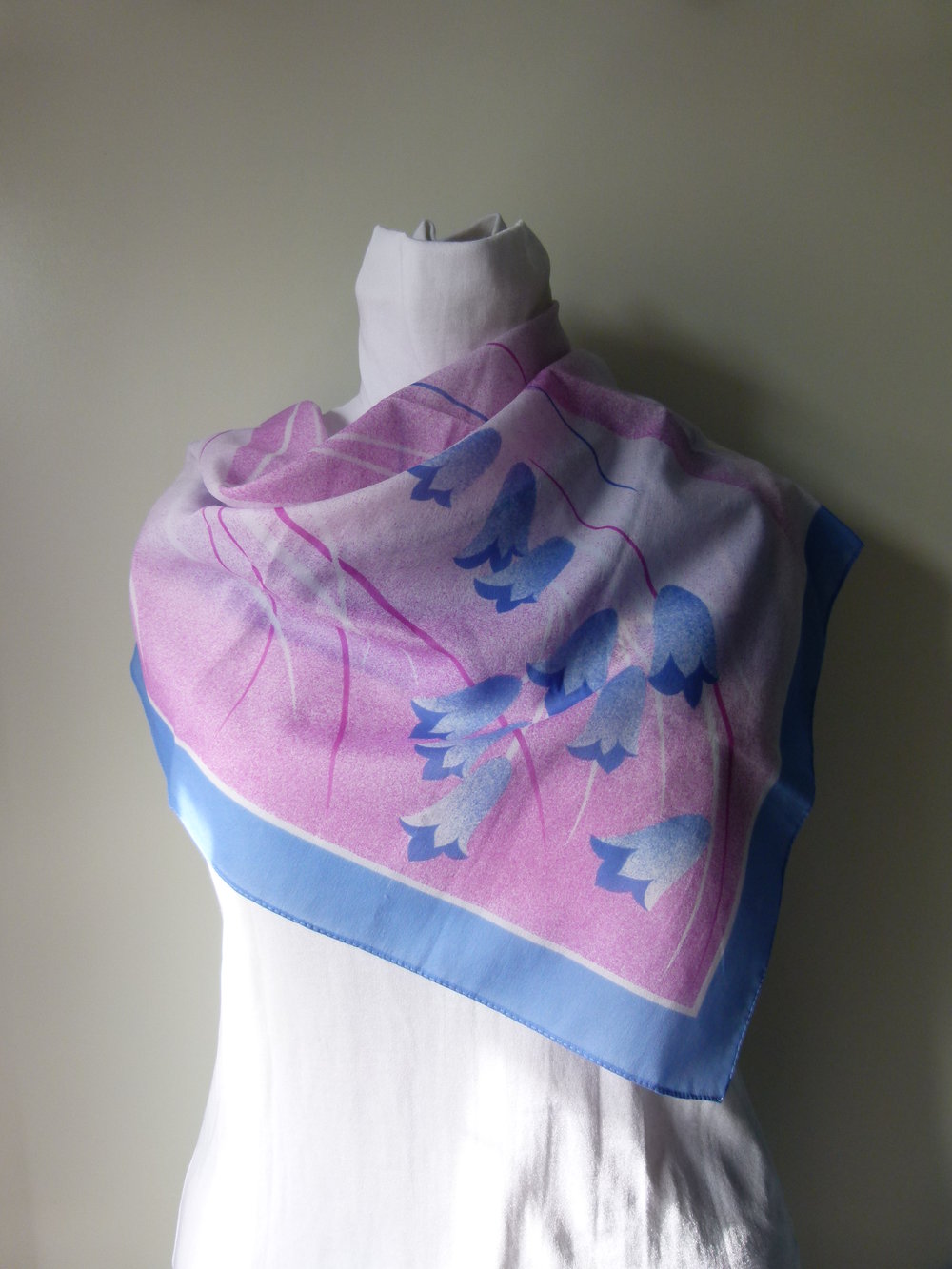 Halstuch Tuch mit Glockenblumen-Motiv, blau violett rosa, Mori Hippie Boho Landleben Retro Vintage