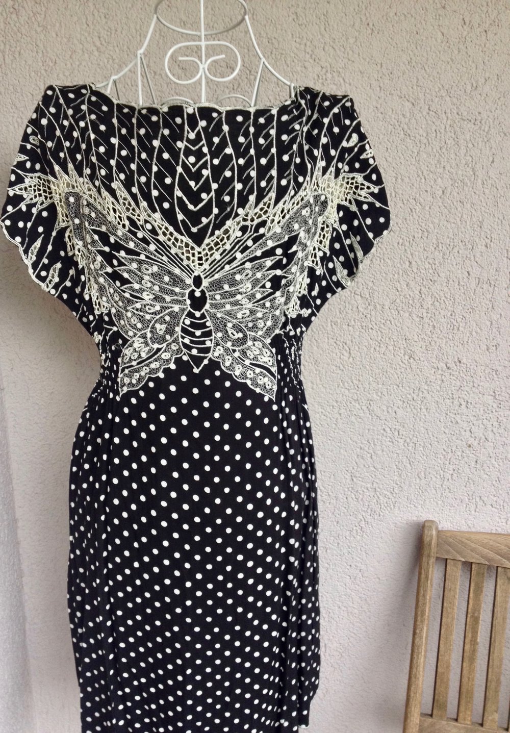 Sehr schönes Kleid mit Pünktchen, Schmetterlingsmuster und Cut Outs von der Sugarhill Boutique