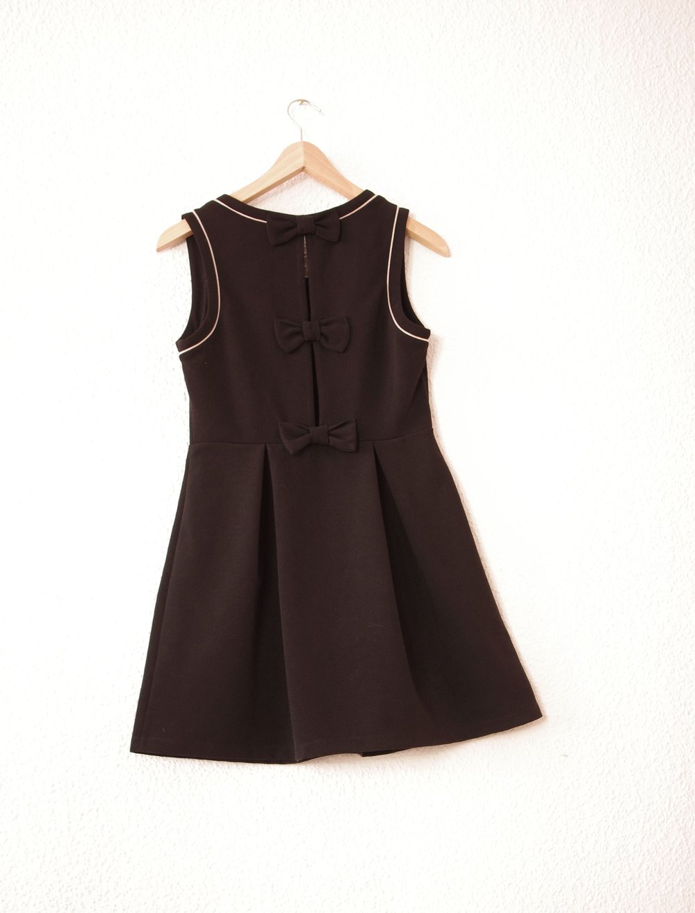 Schwarzes Skaterkleid Gr. M 38 Monteau Cutouts Schleifen Nastygal Dollskill