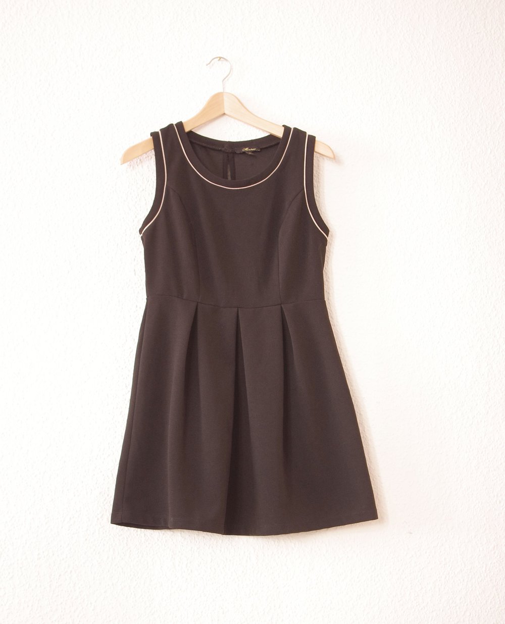 Schwarzes Skaterkleid Gr. M 38 Monteau Cutouts Schleifen Nastygal Dollskill