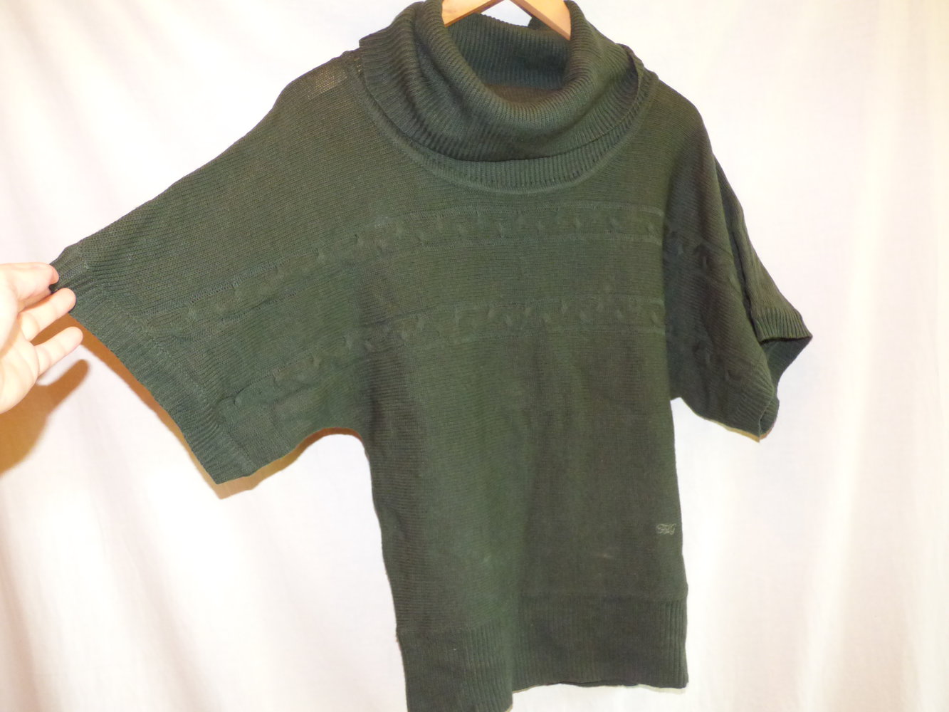 Grünes Shirt mit Strickmuster und weitem Kragen