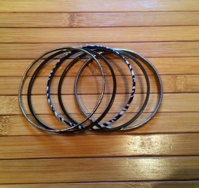 2 Armreifen Sets in schwarz und Silber

Beide Sets wurden schon getragen
Das linke ist von ALDO
Das rechte müsste von Charlotte Russe sein

#armeifen #armreifenset #silber #schwarz #zebra