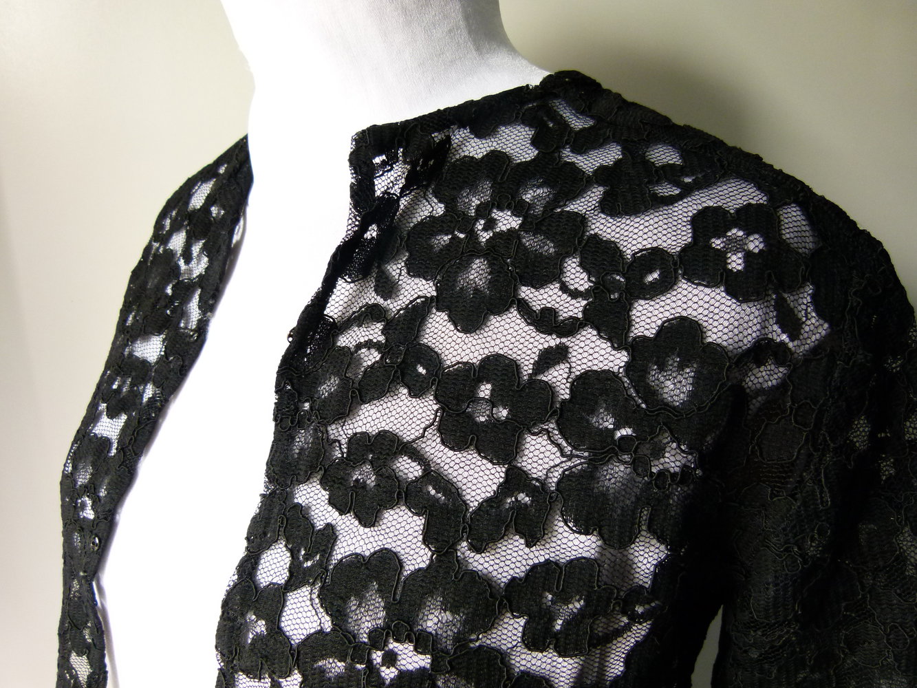 Spitzen Bolero Kurzjacke, schwarz, aus den 60ern, mit Trompetenärmeln, True Vintage Gothic Mori Retro Blumen Floral 60s Rockabilly Granny
