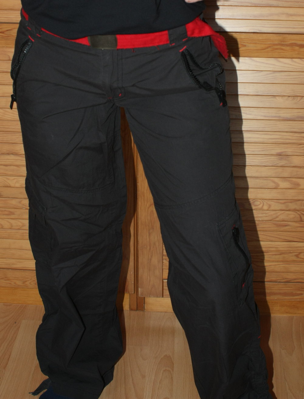 Stoffhose, Gr. 32, locker sitzend, blau mit rot