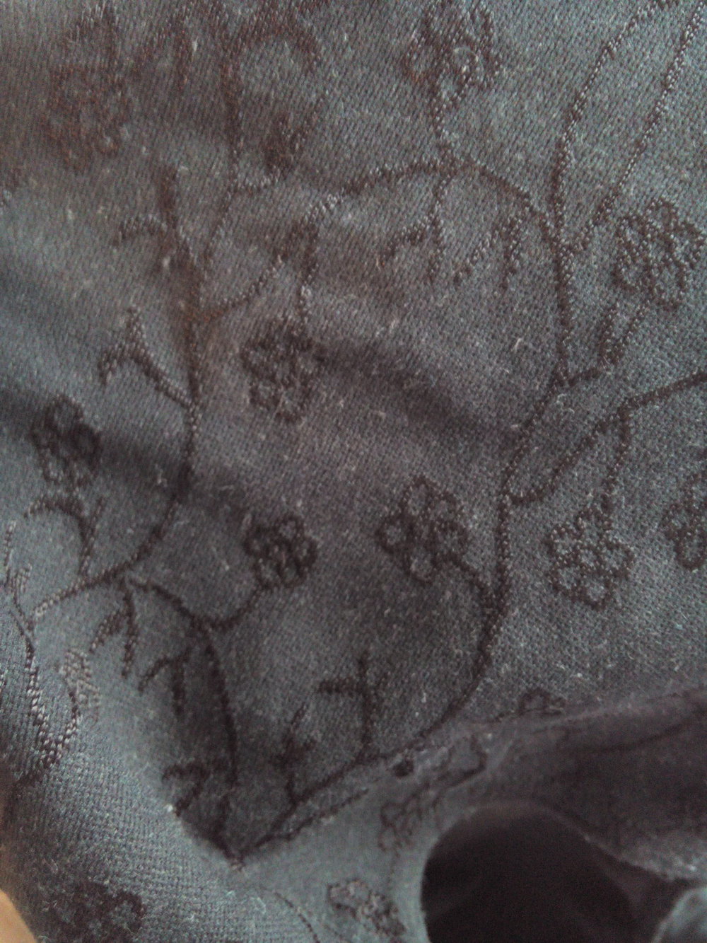 Schwarzer Body mit Blumenmuster