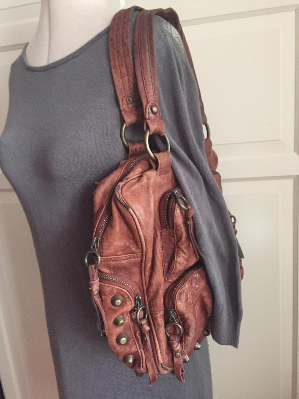 Ledertasche terracotta mit vielen Nieten