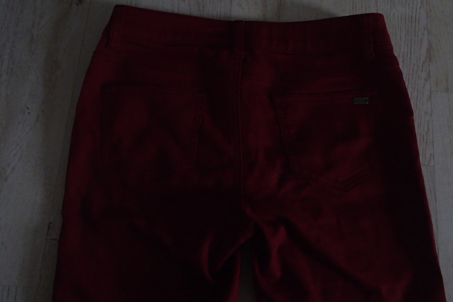 Bordeauxrote Hose