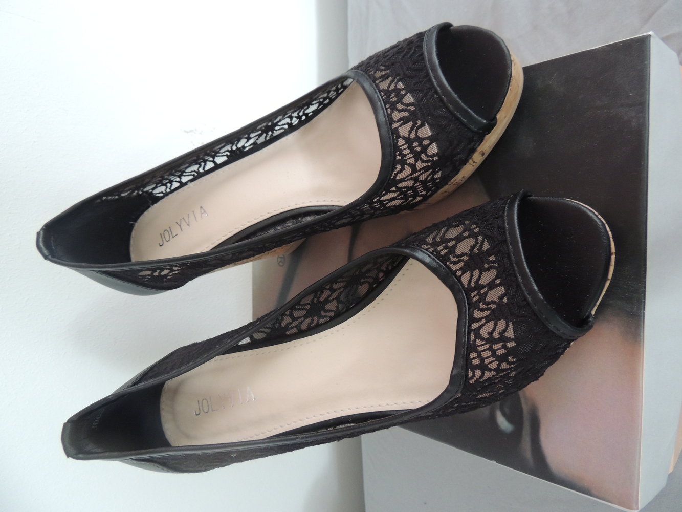 Schwarze Peeptoes mit Keilabsatz