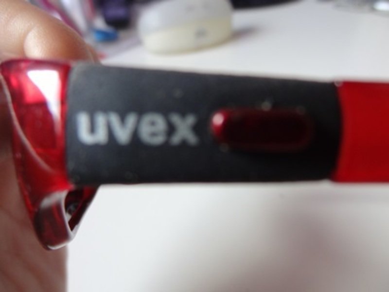 Uvex Sonnenbrille für Kinder in rot mit dunklen Gläsern