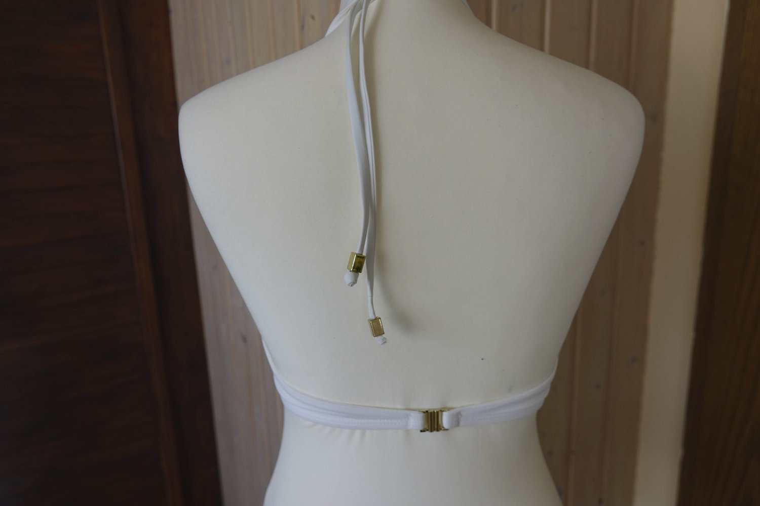 Schicker Weißer Bikini mit goldenen Accessoires