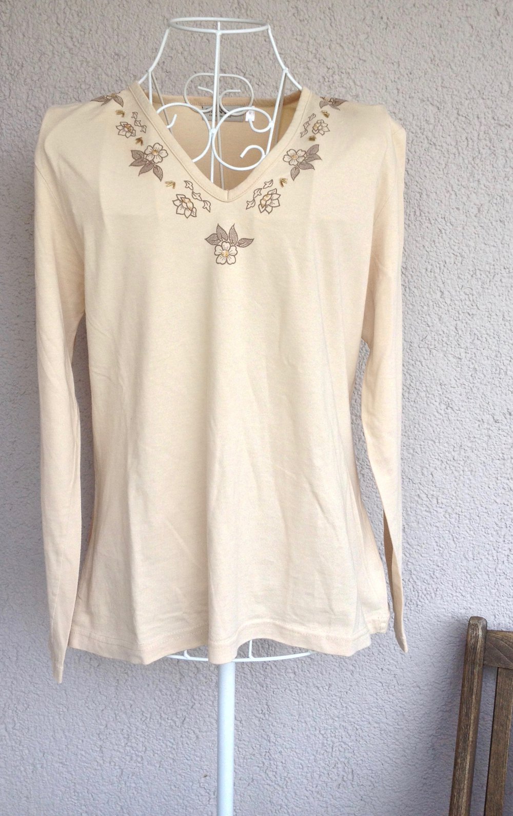 Schönes Shirt mit Blumenaufdruck und Perlen