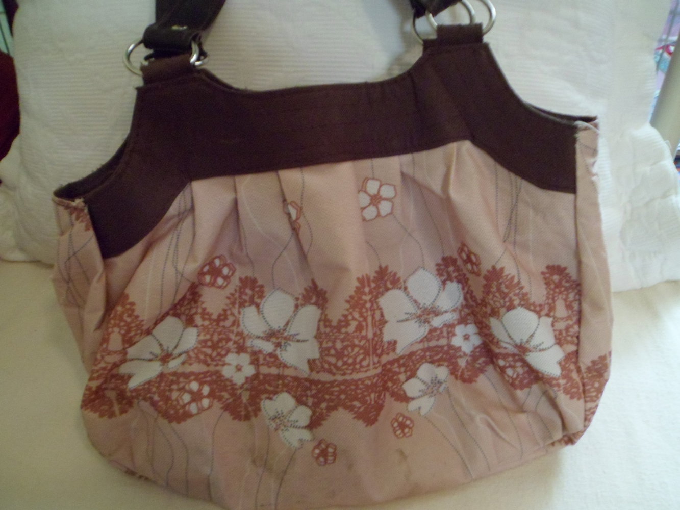Hellbraune Handtasche mit Blumen, wie neu