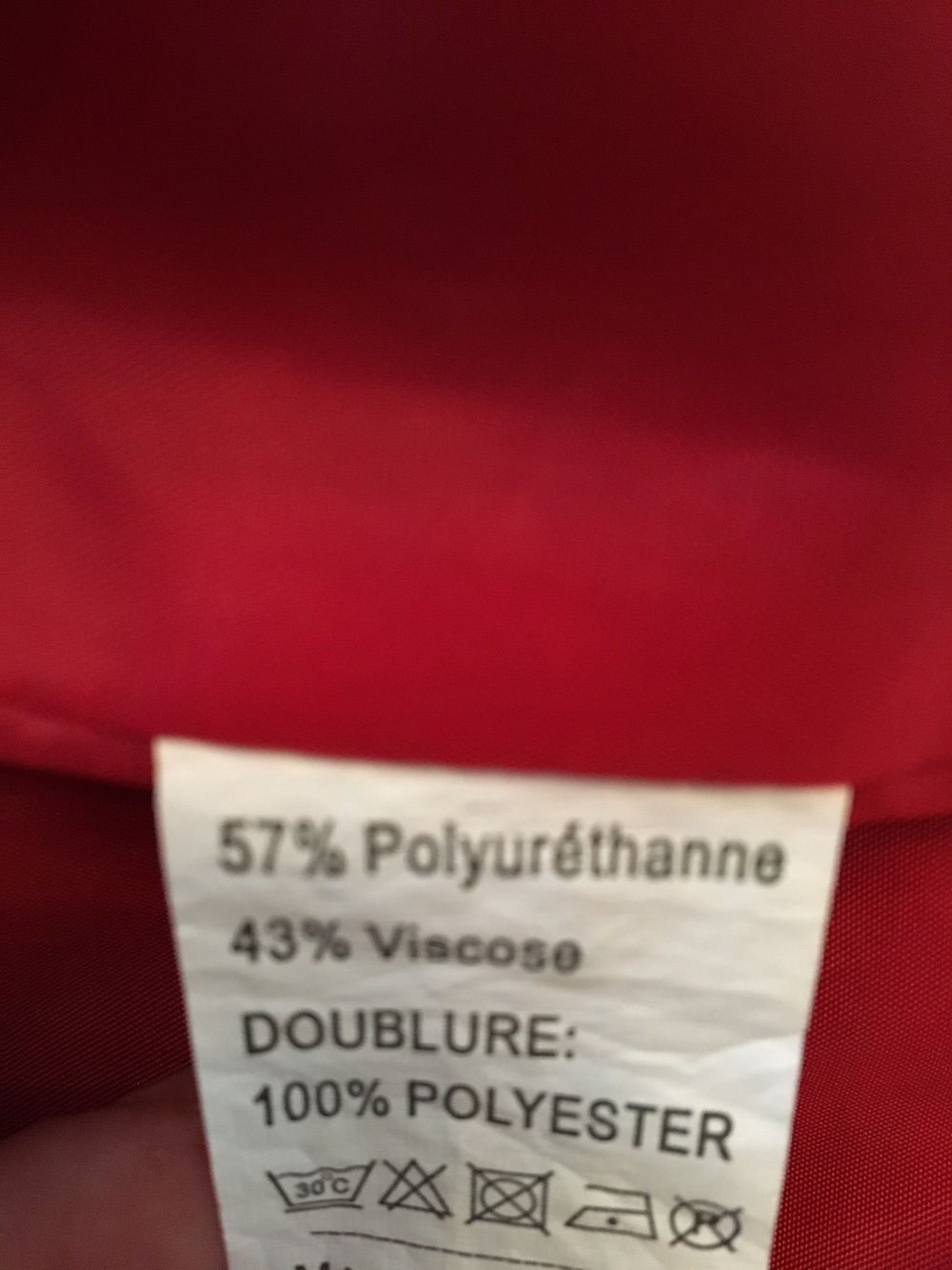 Neue rote Kunstlederjacke