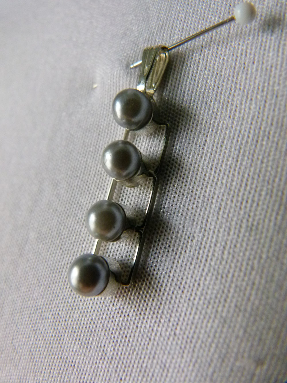 Perlen Anhänger, silberfarbenes Metall mit blaugrauen Perlen, Modeschmuck, Boho Mori Festival Goa Elegant