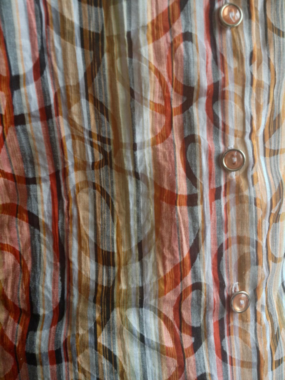 Schöne Bluse mit buntem Muster und langen Ärmeln