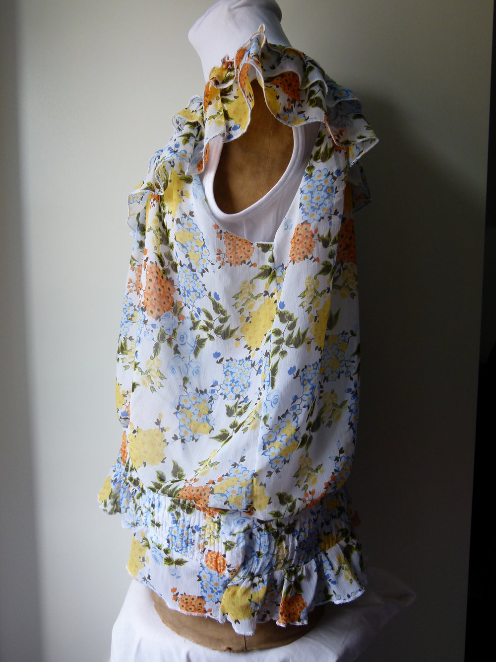 Carmen Shirt Tunika Long Bluse, weiß mit Blumenmuster, Mori Floral Boho Sommer Strand Romantik Elfen