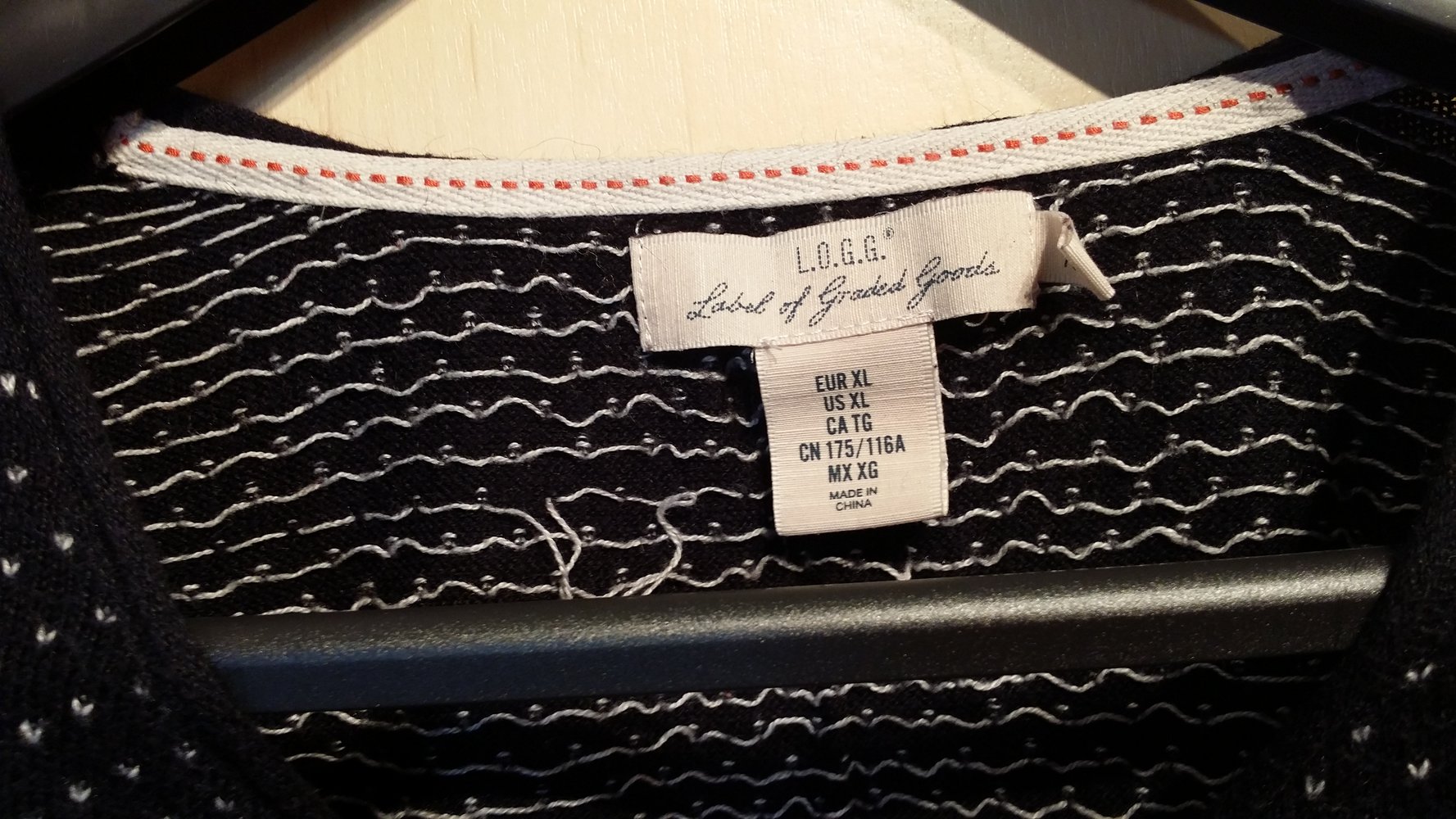 dunkelblauer Sommerpullover mit weißem Muster - gebraucht