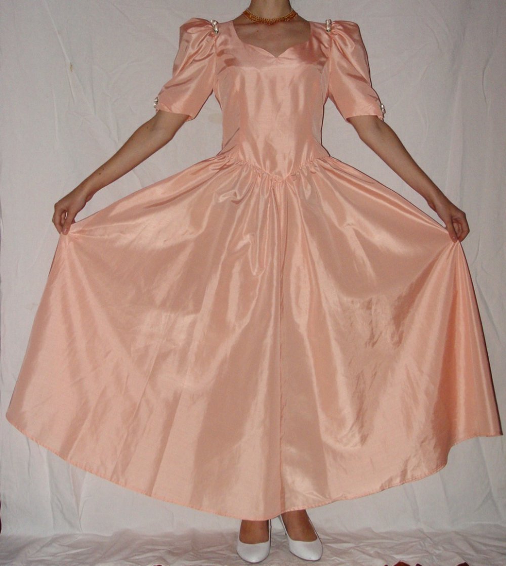 Ballkleid nude rosé lang schimmernd Puffärmel Schleife zauberhaft romatisch schön elegant Rosen Prinzessin Fee Kostüm glänzend historisch Tanzkleid