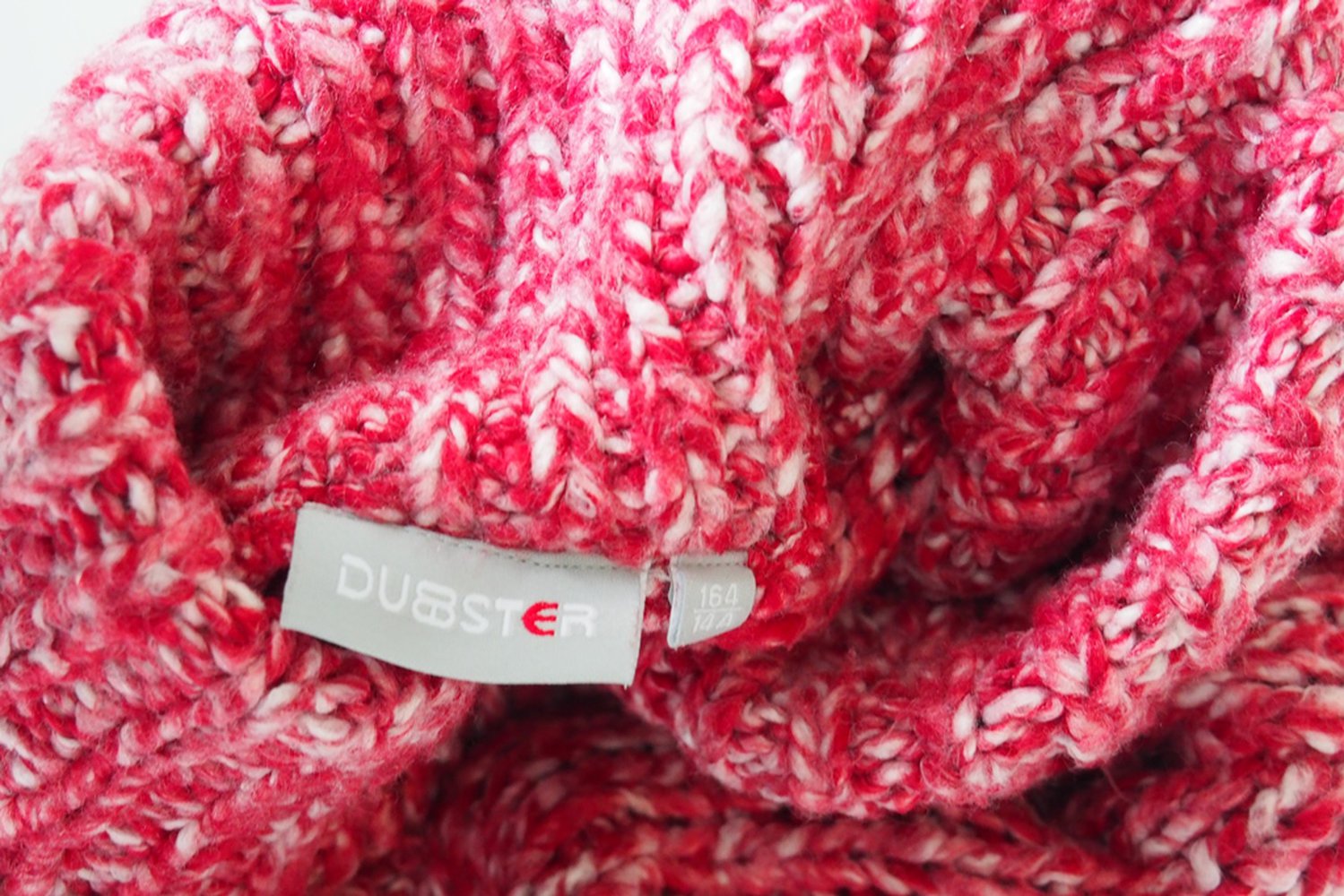 Schöner rot-weißer Strickpulli mit Rollkragen