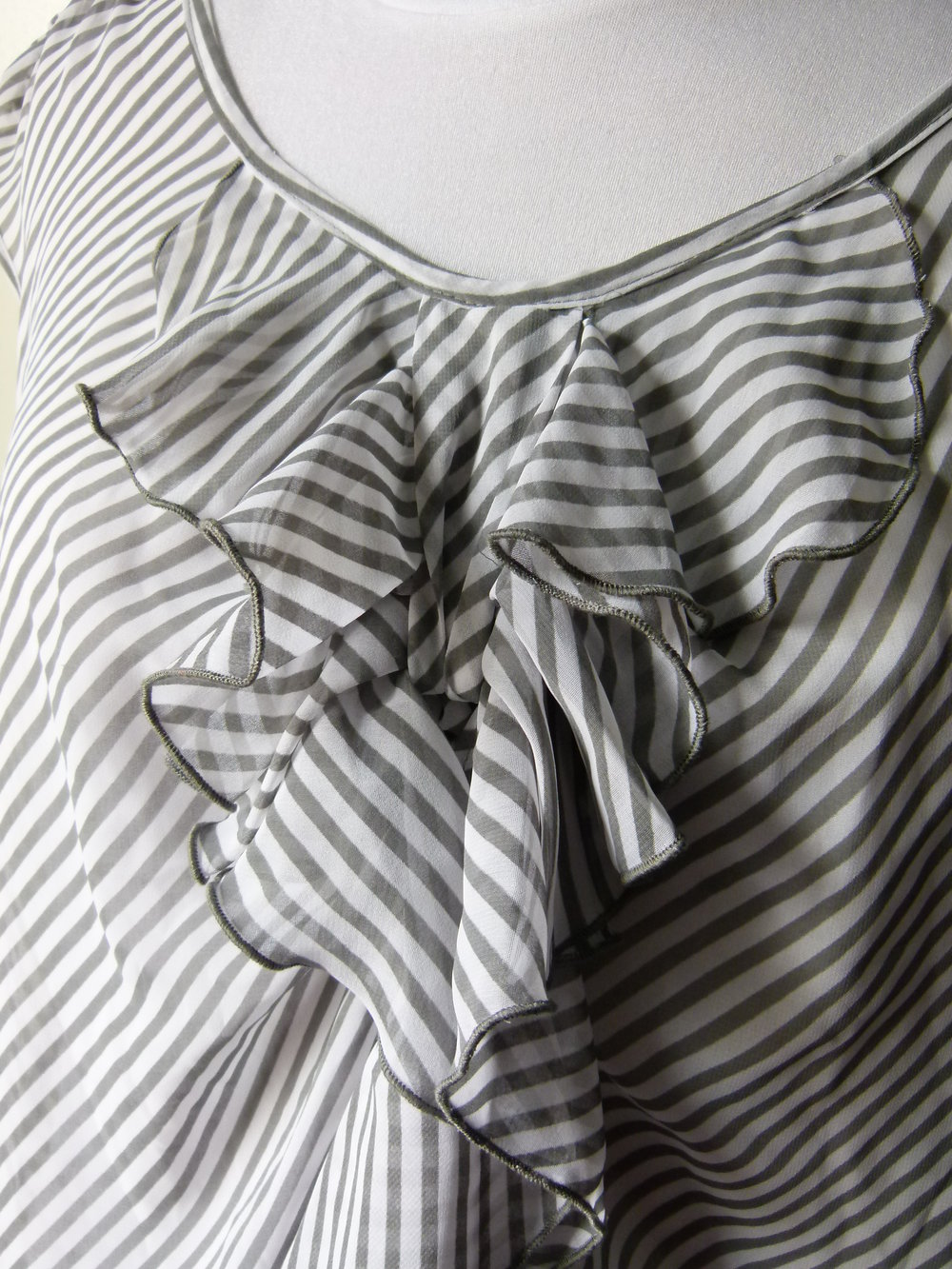 Chiffon Top Bluse, weiß grau gestreift, mit Rüschen, Mori Boho Romantik Lagenlook 