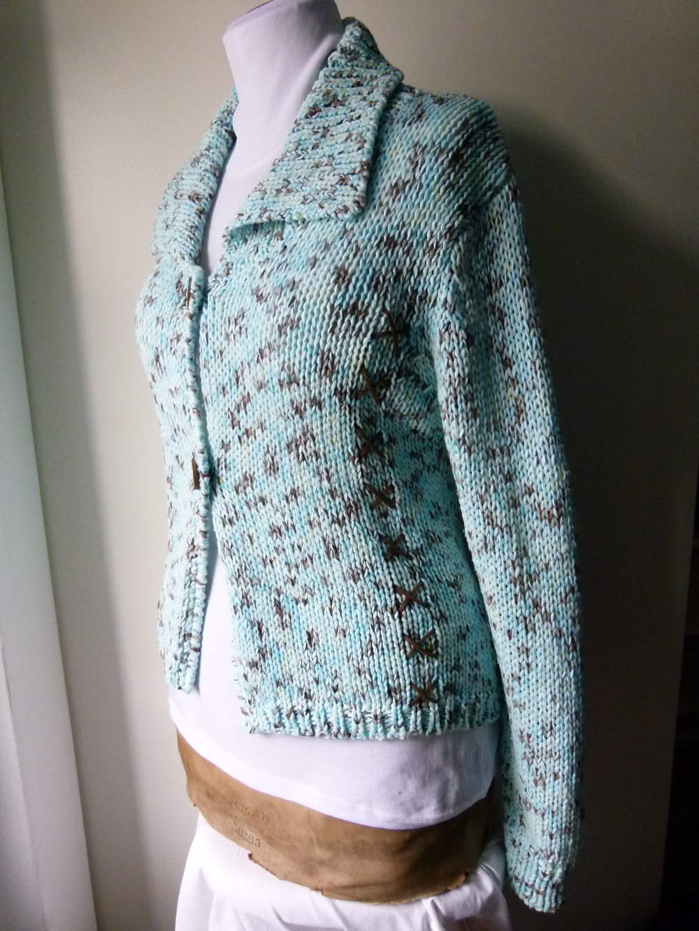 Strickjacke Cardigan, pastellblau braun meliert, mit Zierschnürung, Boho Hippie Goa Festival Elfen Mori Lagenlook