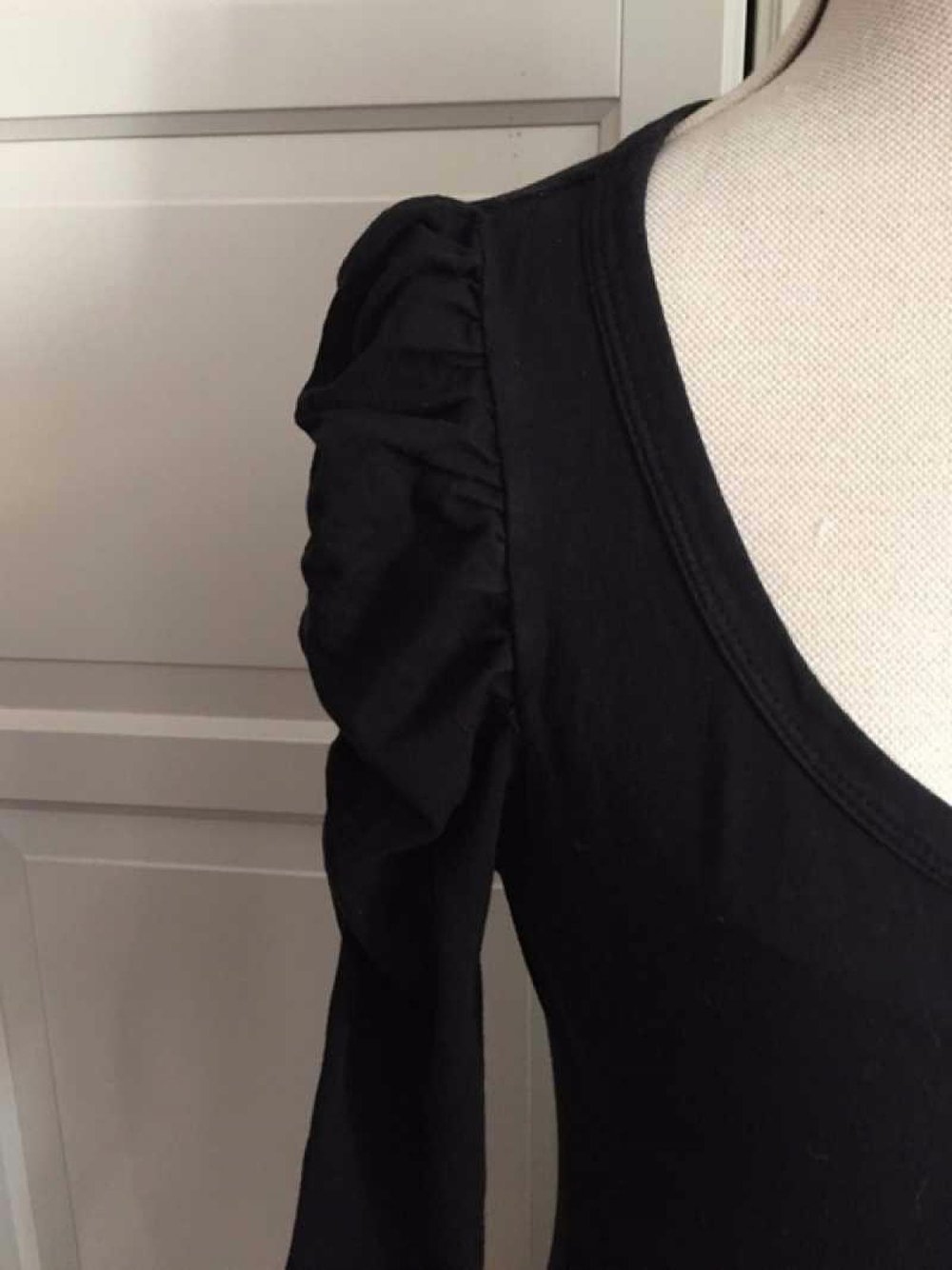 80s Style Stretchkleid schwarz mit Puffärmeln