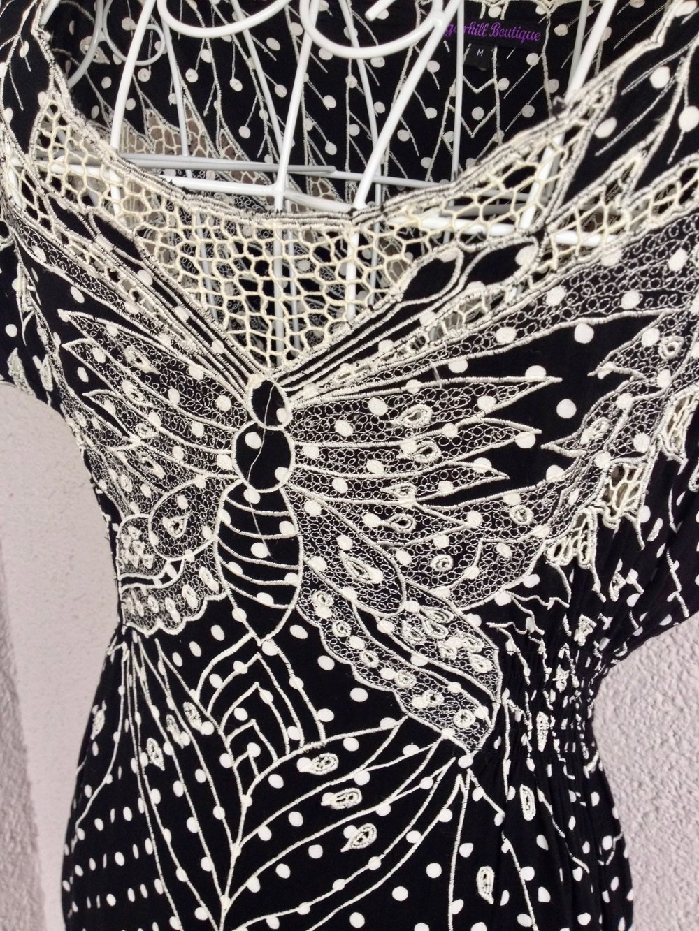 Sehr schönes Kleid mit Pünktchen, Schmetterlingsmuster und Cut Outs von der Sugarhill Boutique