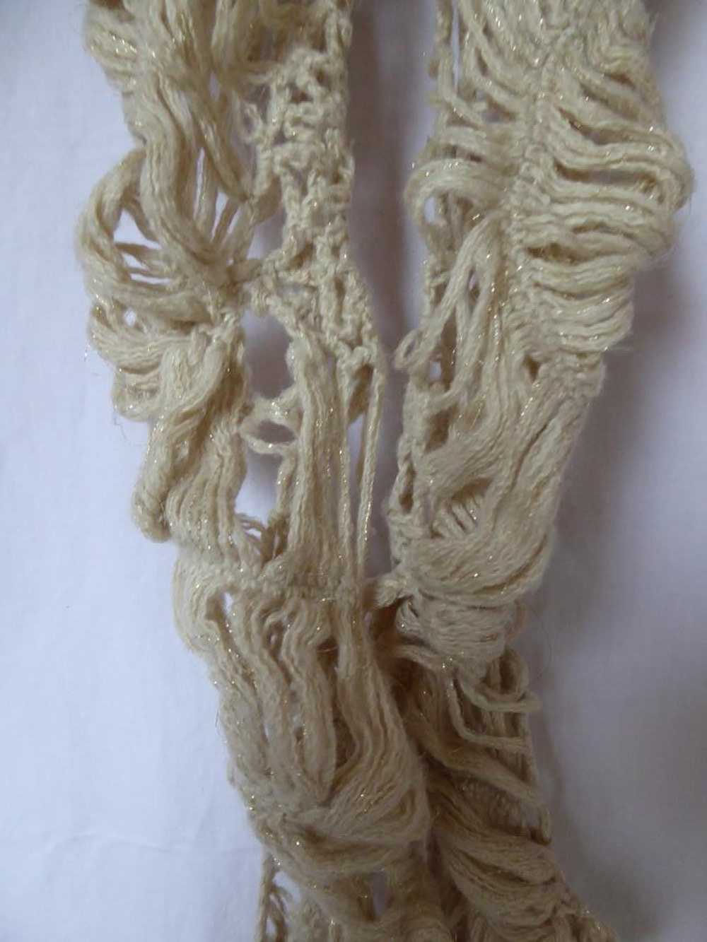 H&M – Strickschal mit Fransen, cremeweiß mit goldenen Fäden- Gebraucht, fast wie neu