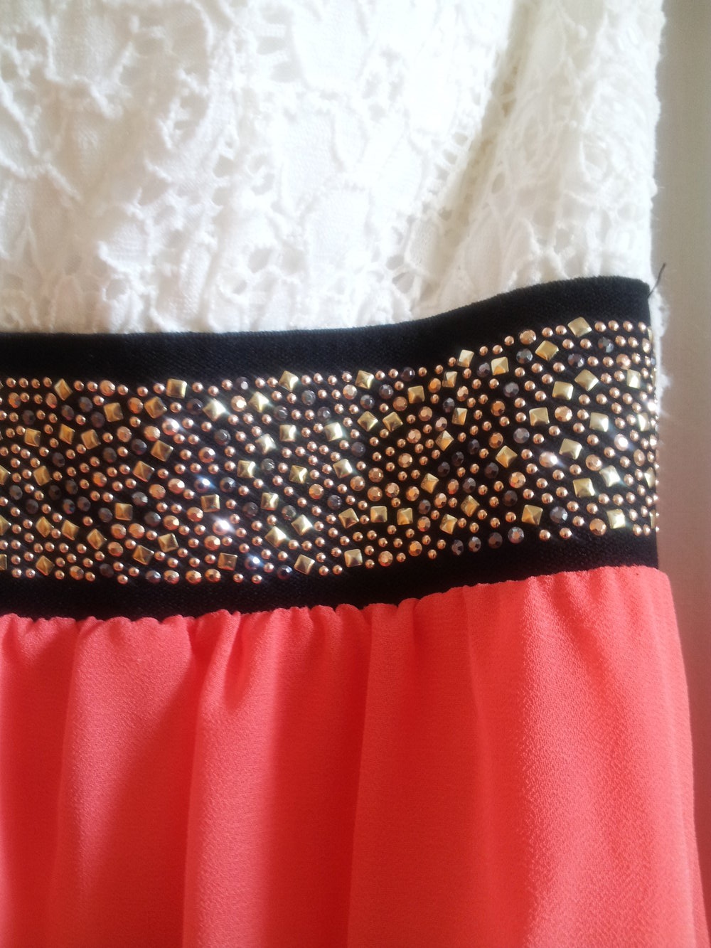 Traumhaftes Sommerkleid mit Spitze und Glitzer, Schulterfrei, Gr. 38 von Mango ?