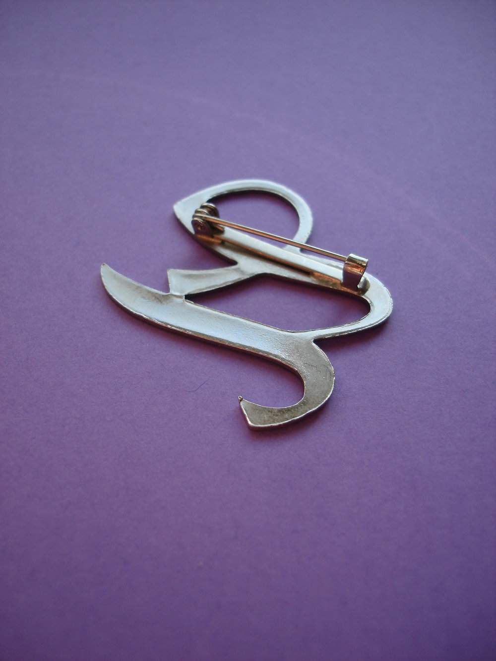 Buchstaben-Ansteck-Nadel