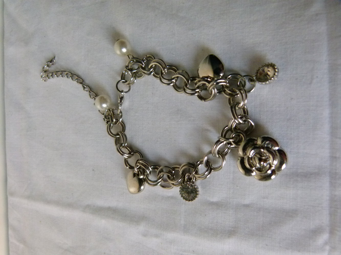 Bettel Armband mit Rose und Herzen, aus silberfarbenem Metall, Modeschmuck Mori Festival Goa Hippie Boho