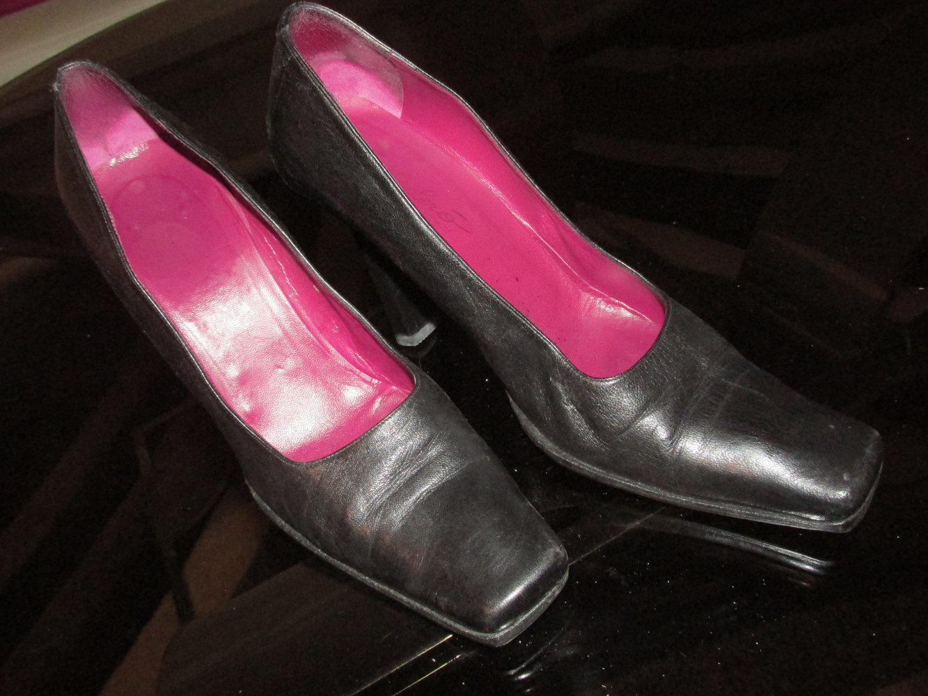 Top !!!  Sexy Leder Schnabelpumps, schwarz, innen rot, ca. 9 bis 10 Absatz, Gr. 38