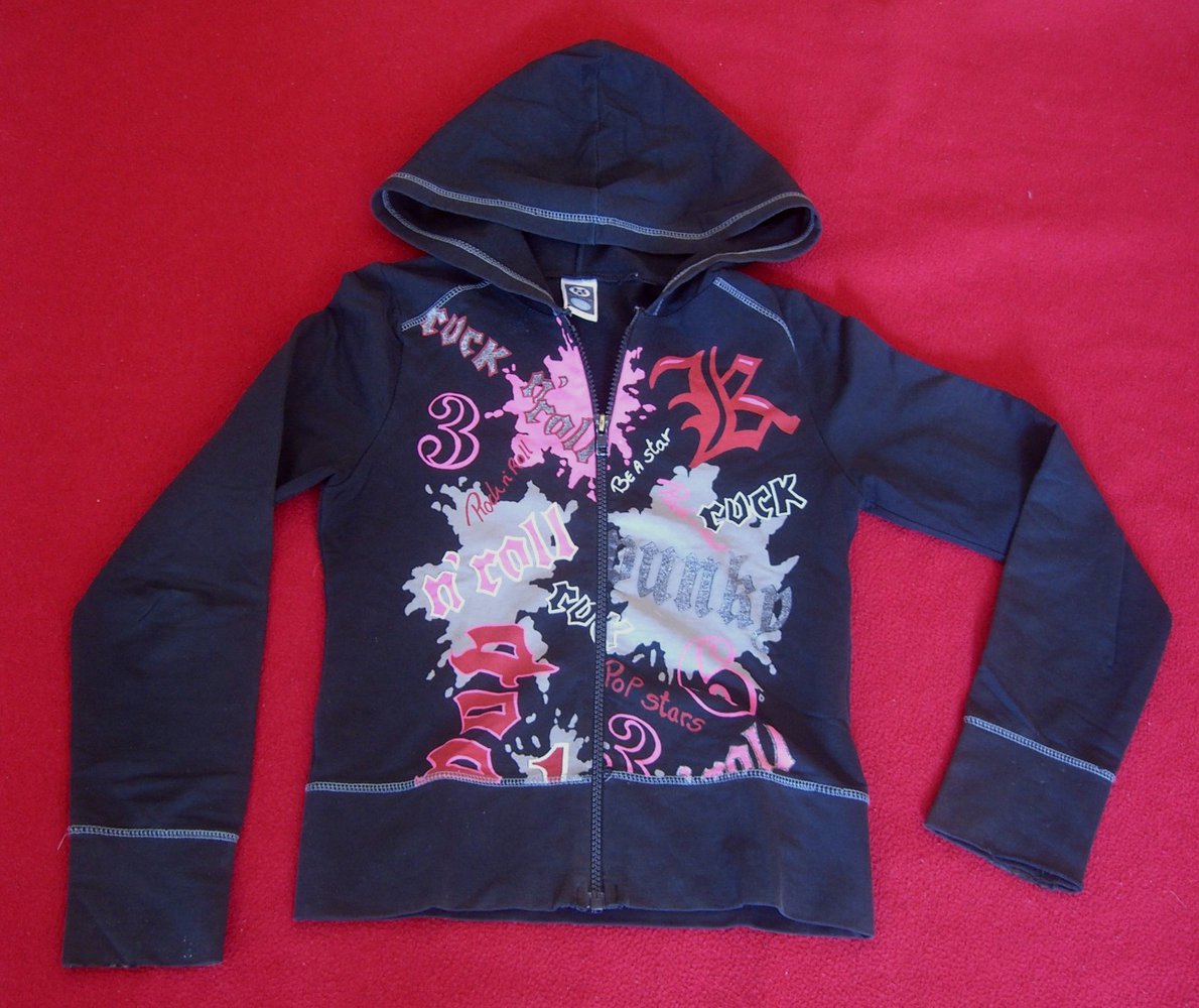Schwarze Kapuzenjacke, Hoodie mit bunter Applikation