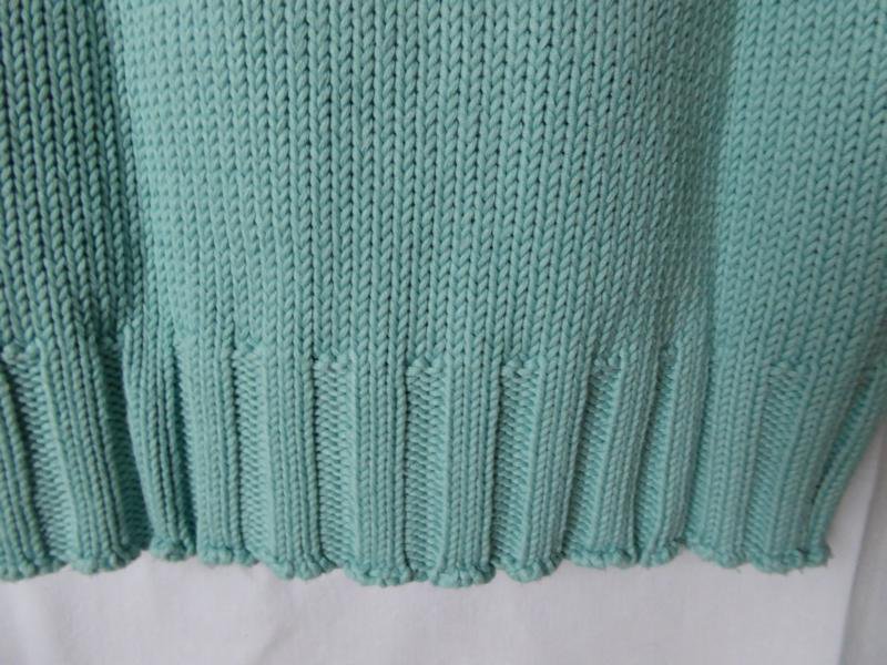 Helltürkiser Pullover mit besonderem Kragen von S.Oliver