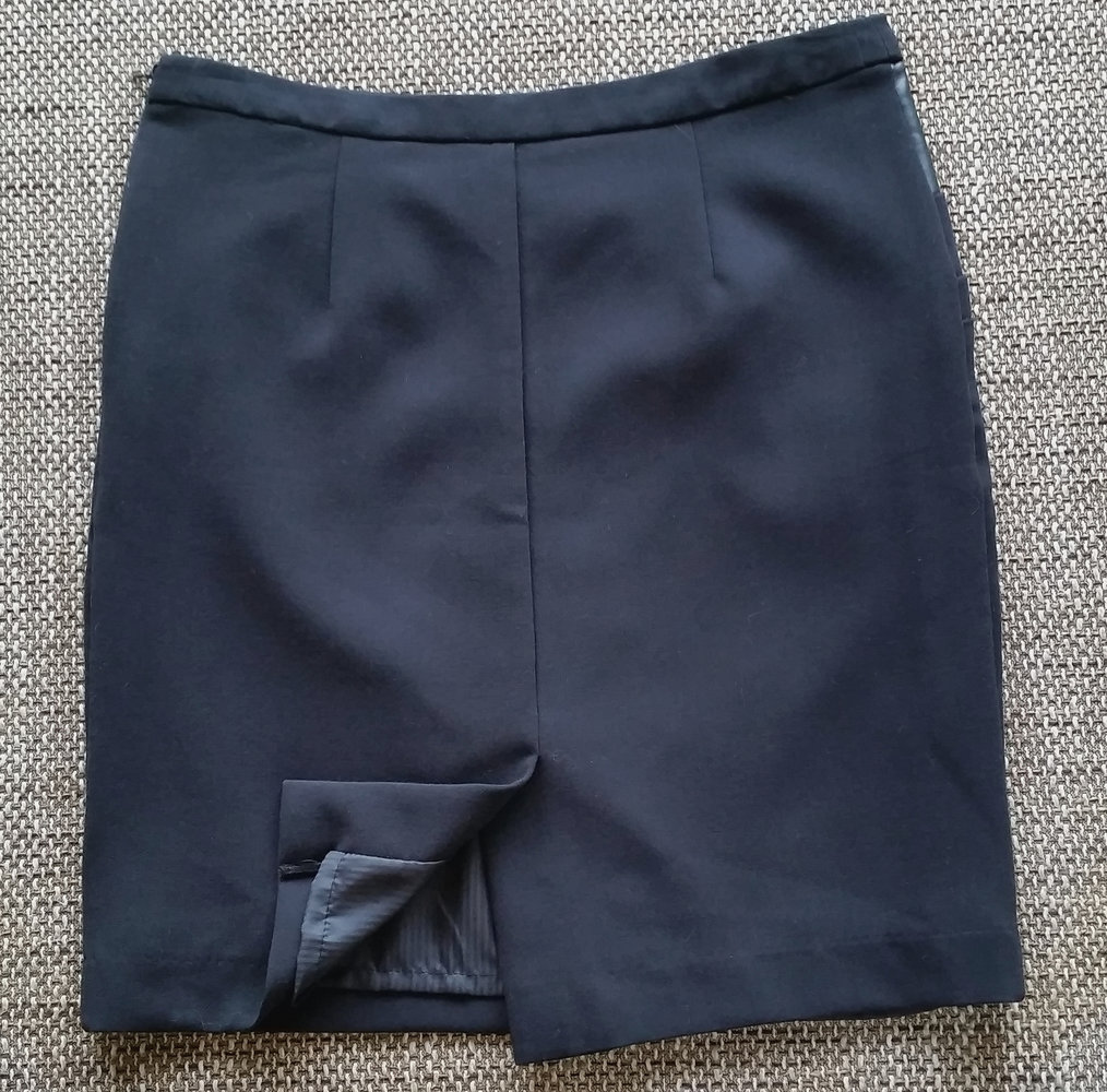 Minirock von VERO MODA mit Kunstleder Applikationen, beides schwarz, gefuttert, Gr. 34