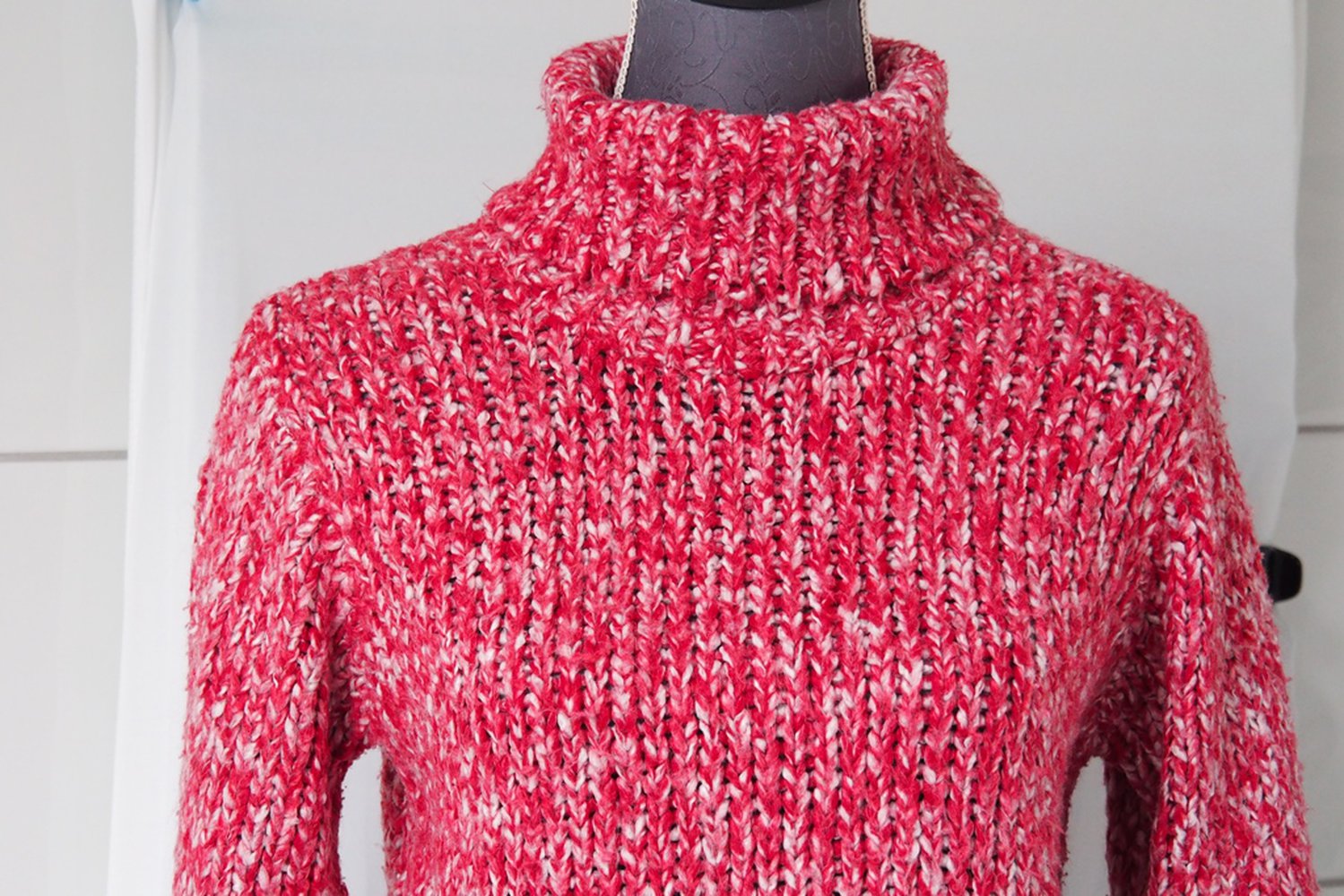 Schöner rot-weißer Strickpulli mit Rollkragen