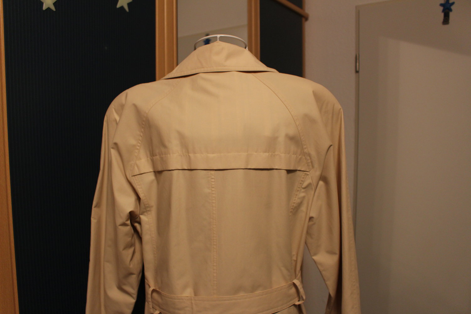 373. Neuer Trenchcoat/Sommermantel von Heine, Gr. 40, beige