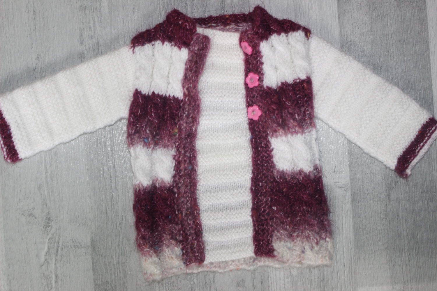 Süßer Selbstgestrickter Pullover