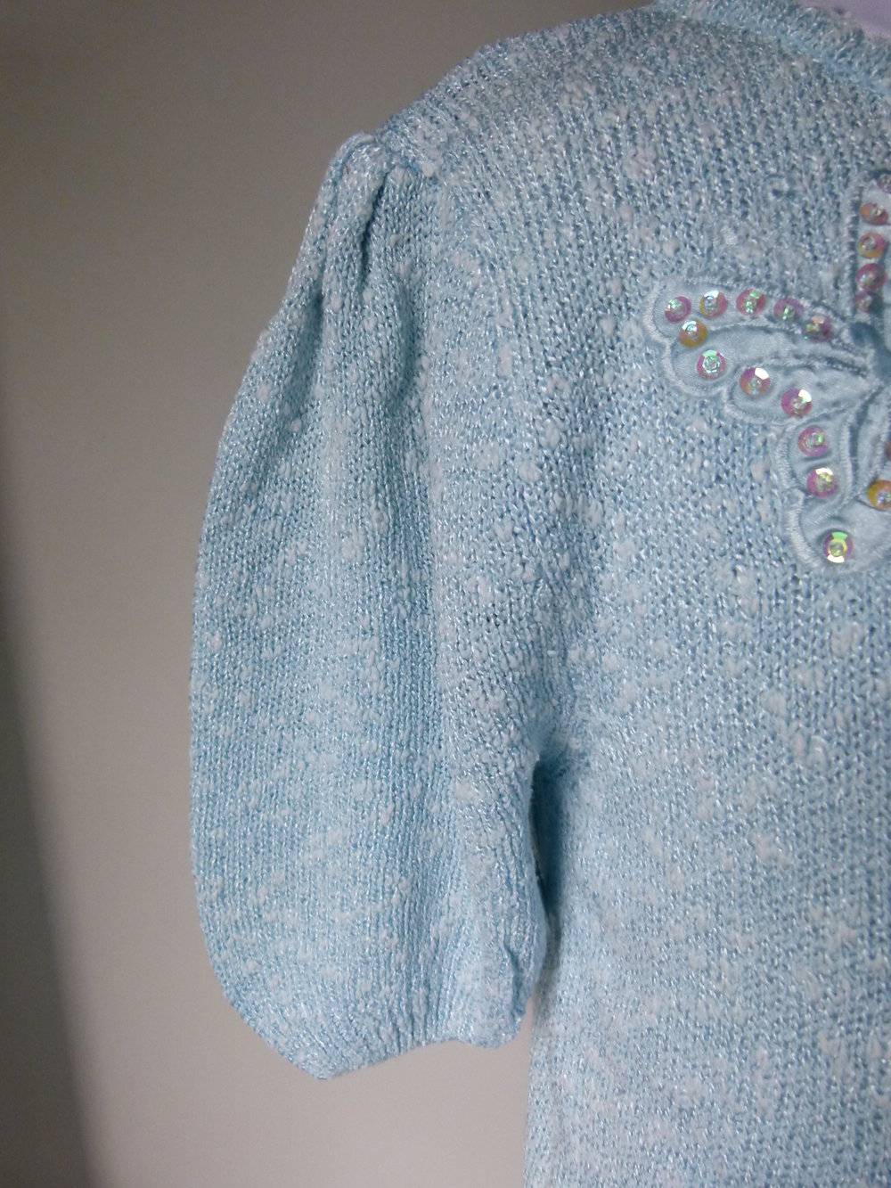 Strick Pulli mit Schmetterlingsapplikationen & kurzen Puffärmeln, hellblau pastell, Boho Retro Vintage Mori Hippie Elfen