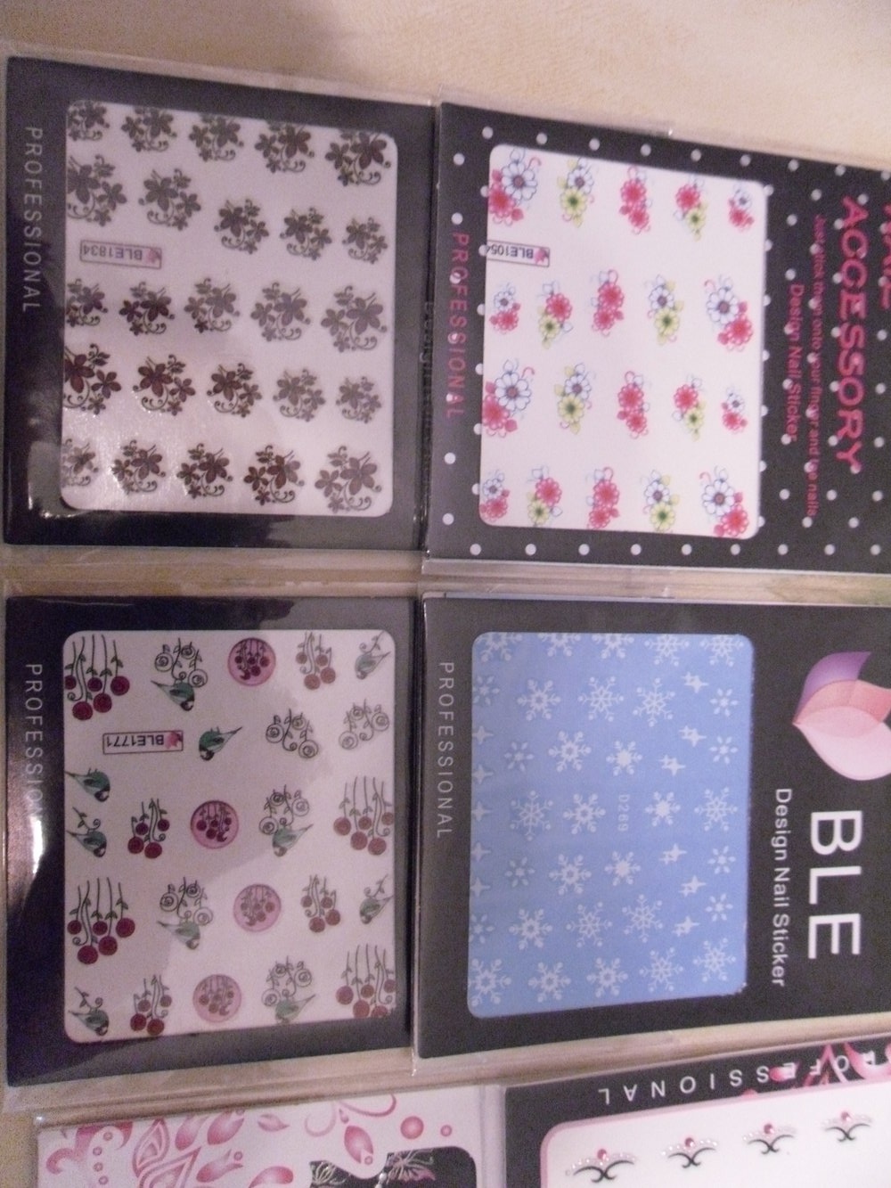 Verschiedene Nagelsticker und Wassertatoos