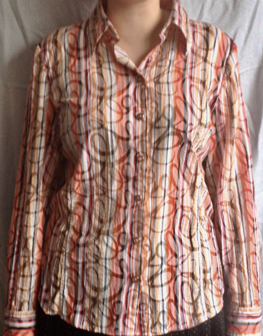 Schöne Bluse mit buntem Muster und langen Ärmeln