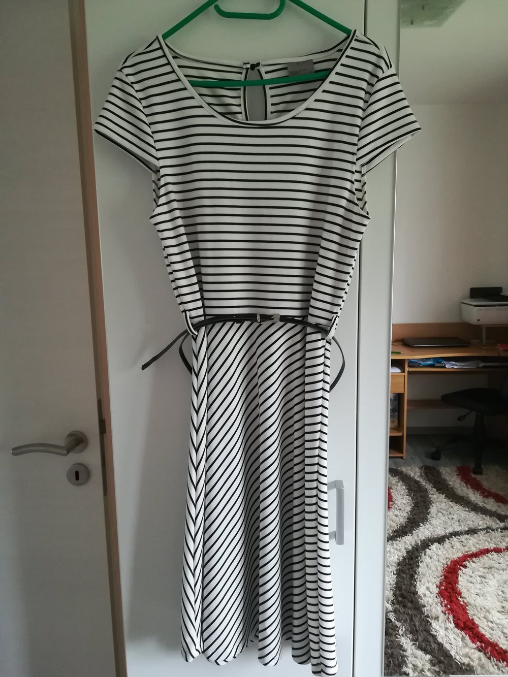 Neues gestreiftes Kleid 