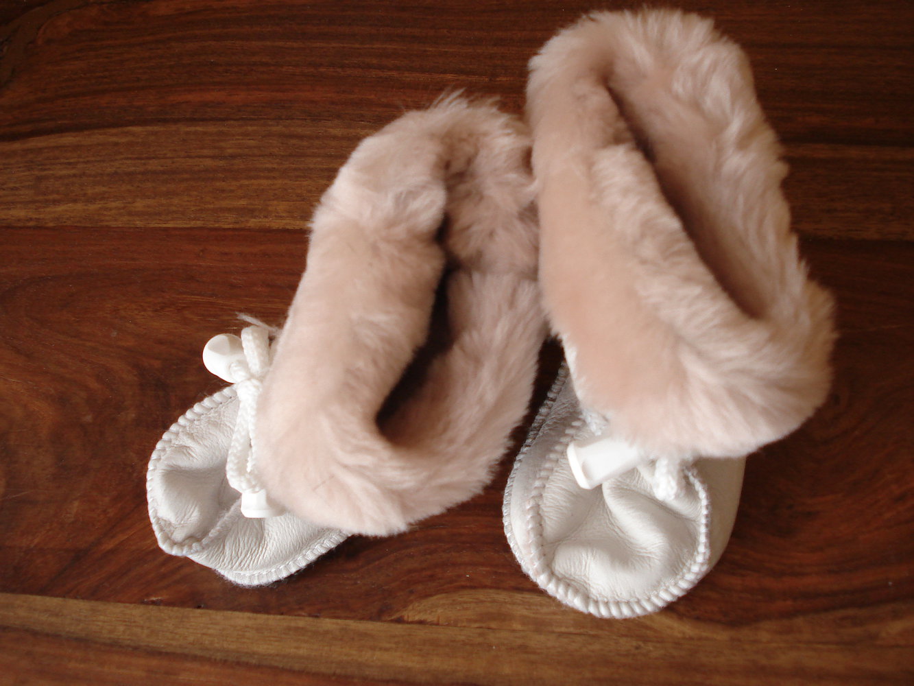 weiße Leder-/Wollschuhe