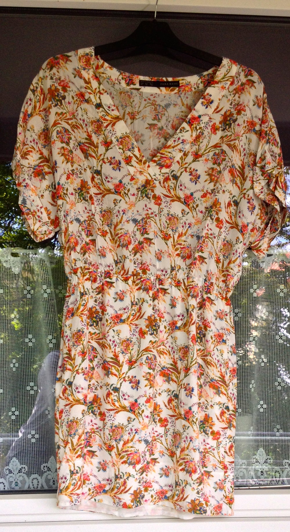 Wunderschönes sommerliches Kleid mit Blumenmuster